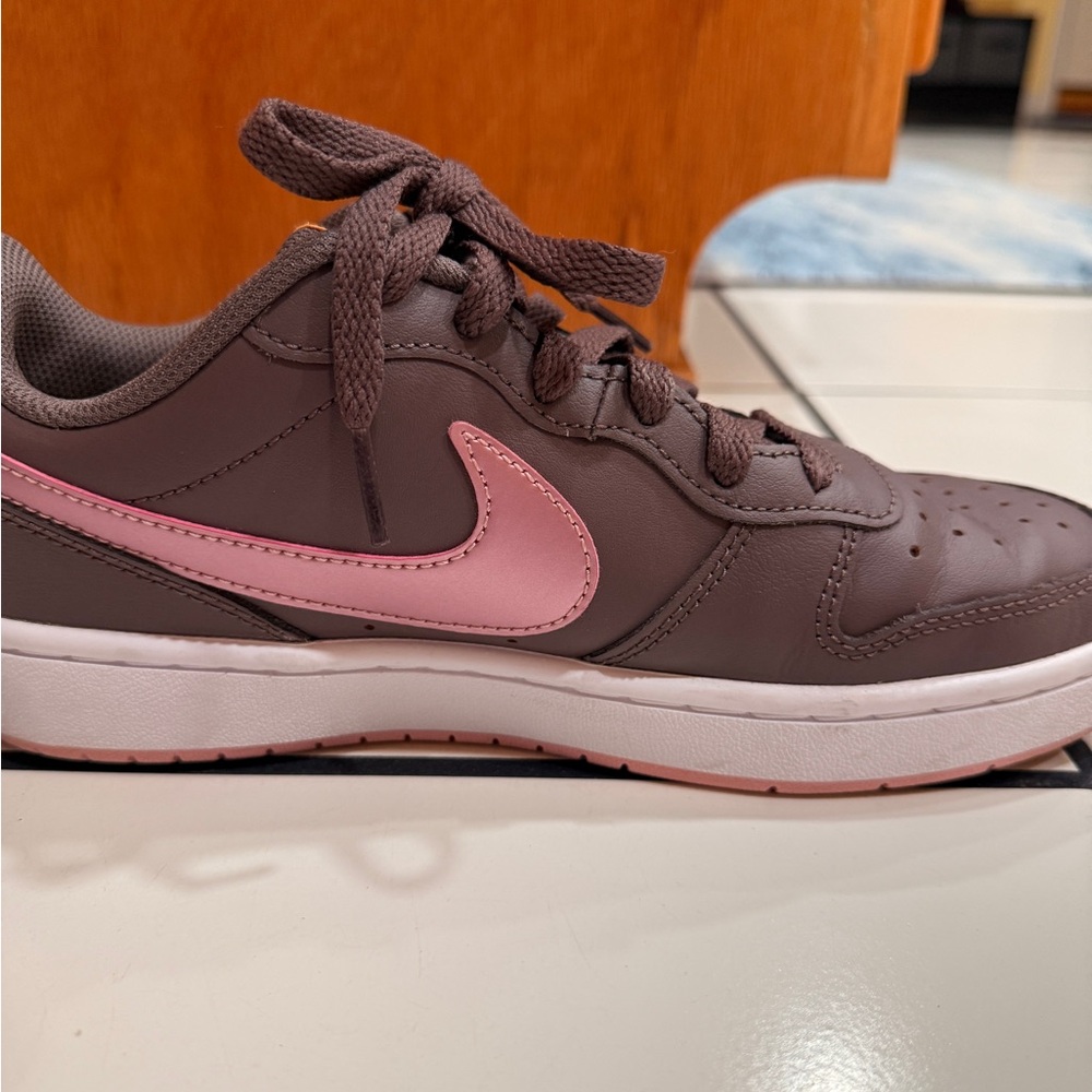 NIKE Big Girls Court Borough Low 2 Casual Sneakers 6 y or Women’s 8 - Picture 3 of 13